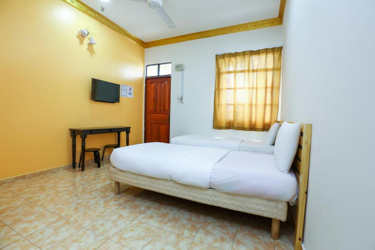 Oyo 89887 Chalet Yunie Marang Exterior foto